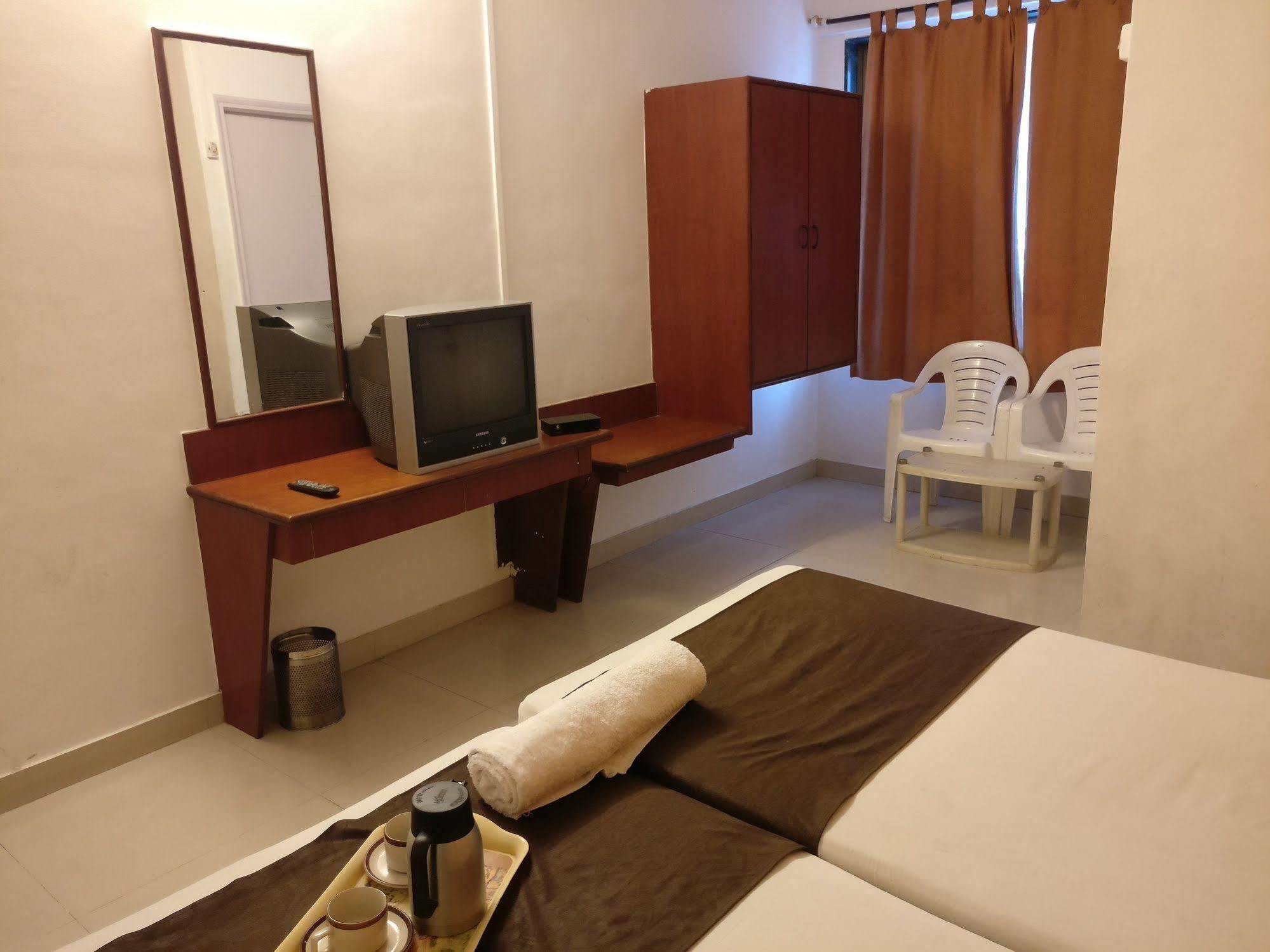 Oyo 1065 Hotel Hmr Royal Inn Púna Kültér fotó