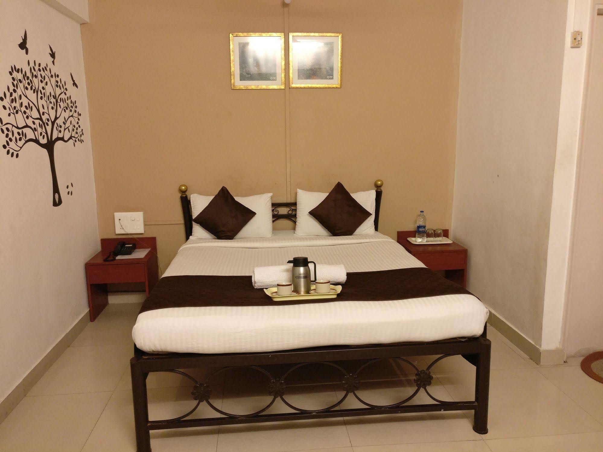 Oyo 1065 Hotel Hmr Royal Inn Púna Kültér fotó
