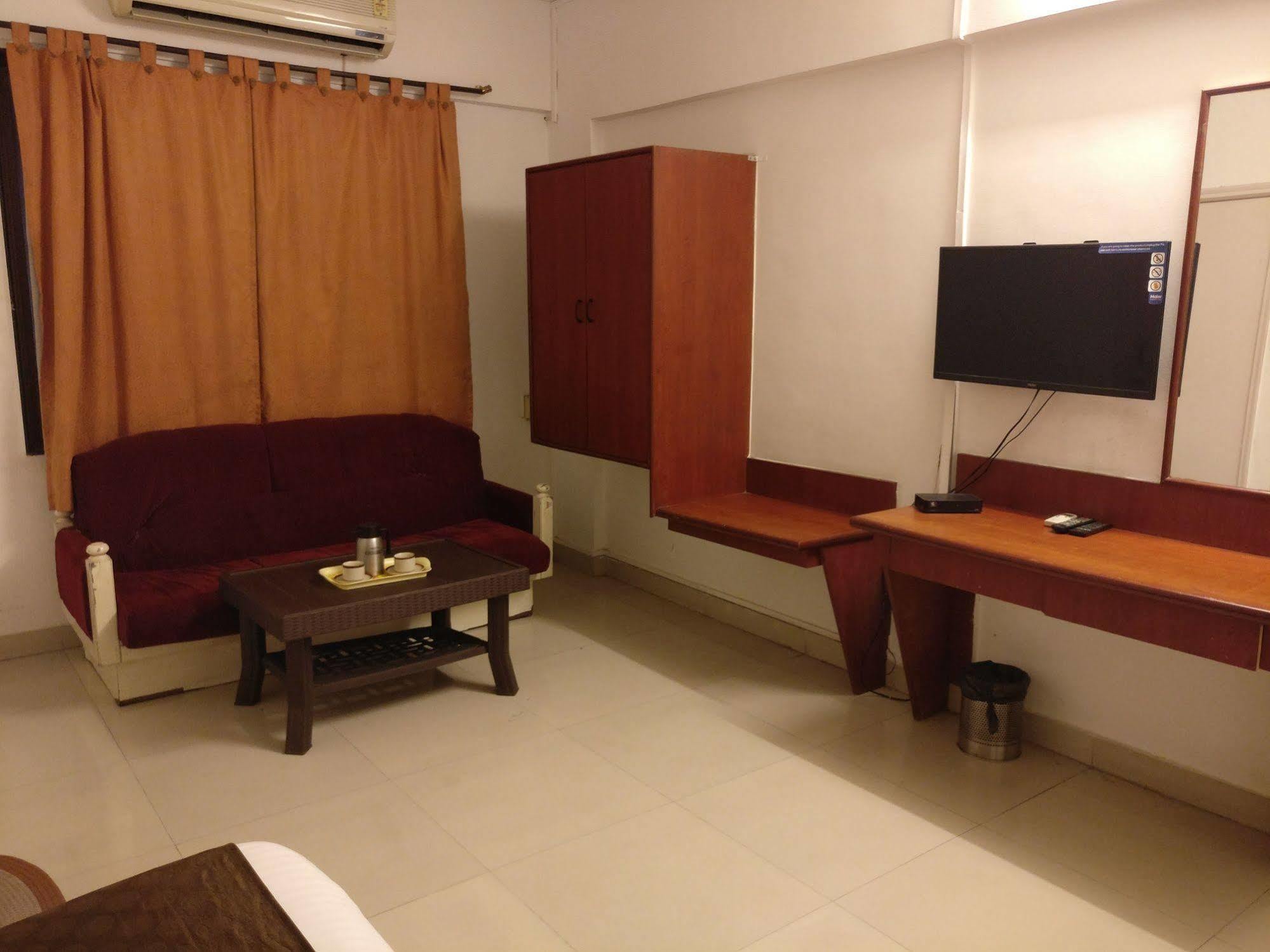 Oyo 1065 Hotel Hmr Royal Inn Púna Kültér fotó