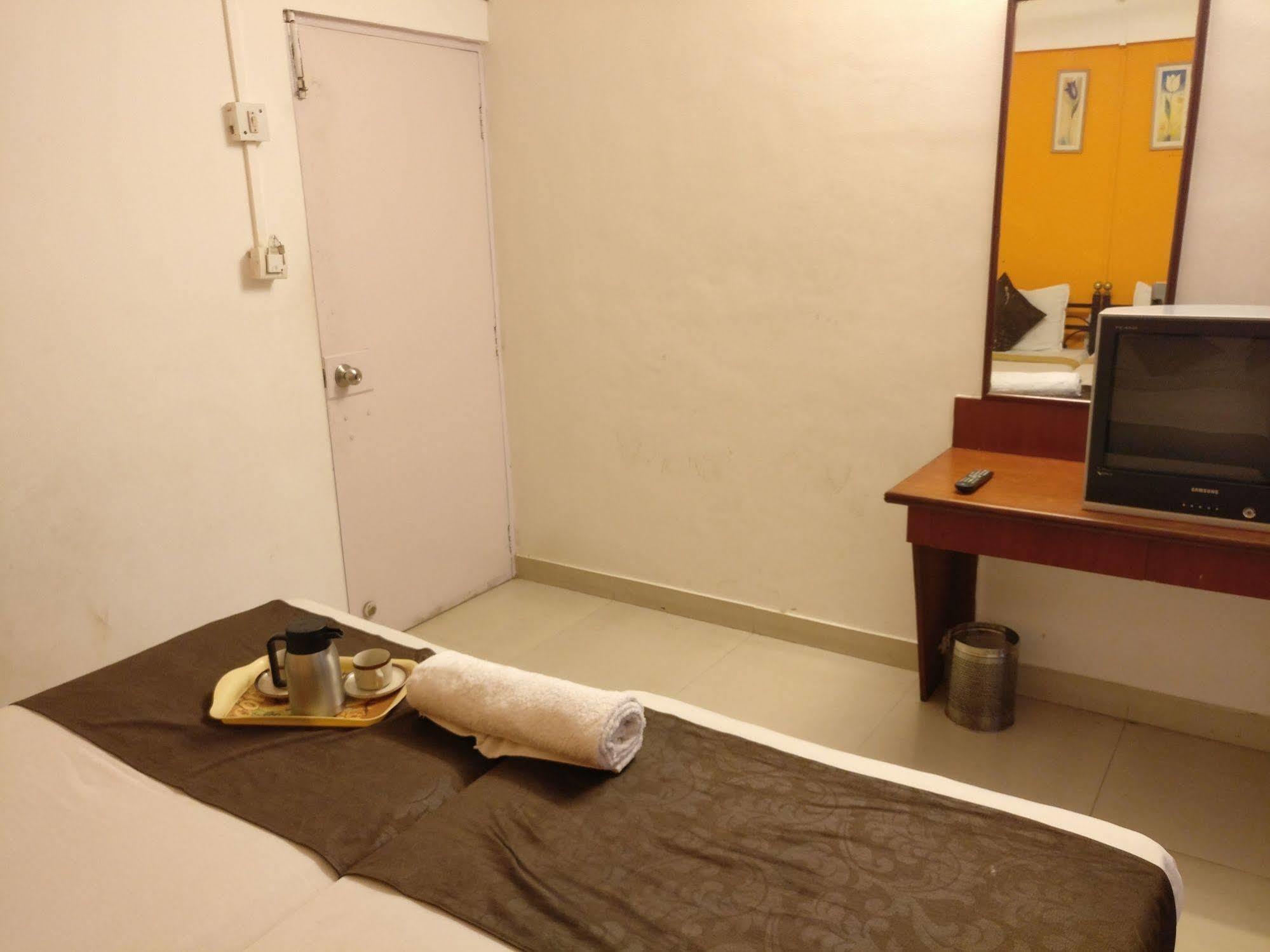 Oyo 1065 Hotel Hmr Royal Inn Púna Kültér fotó