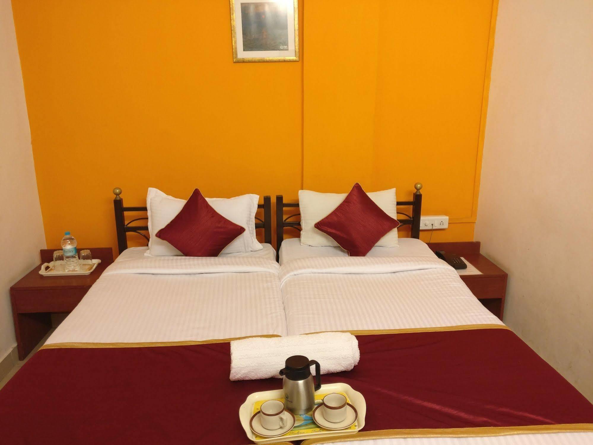 Oyo 1065 Hotel Hmr Royal Inn Púna Kültér fotó