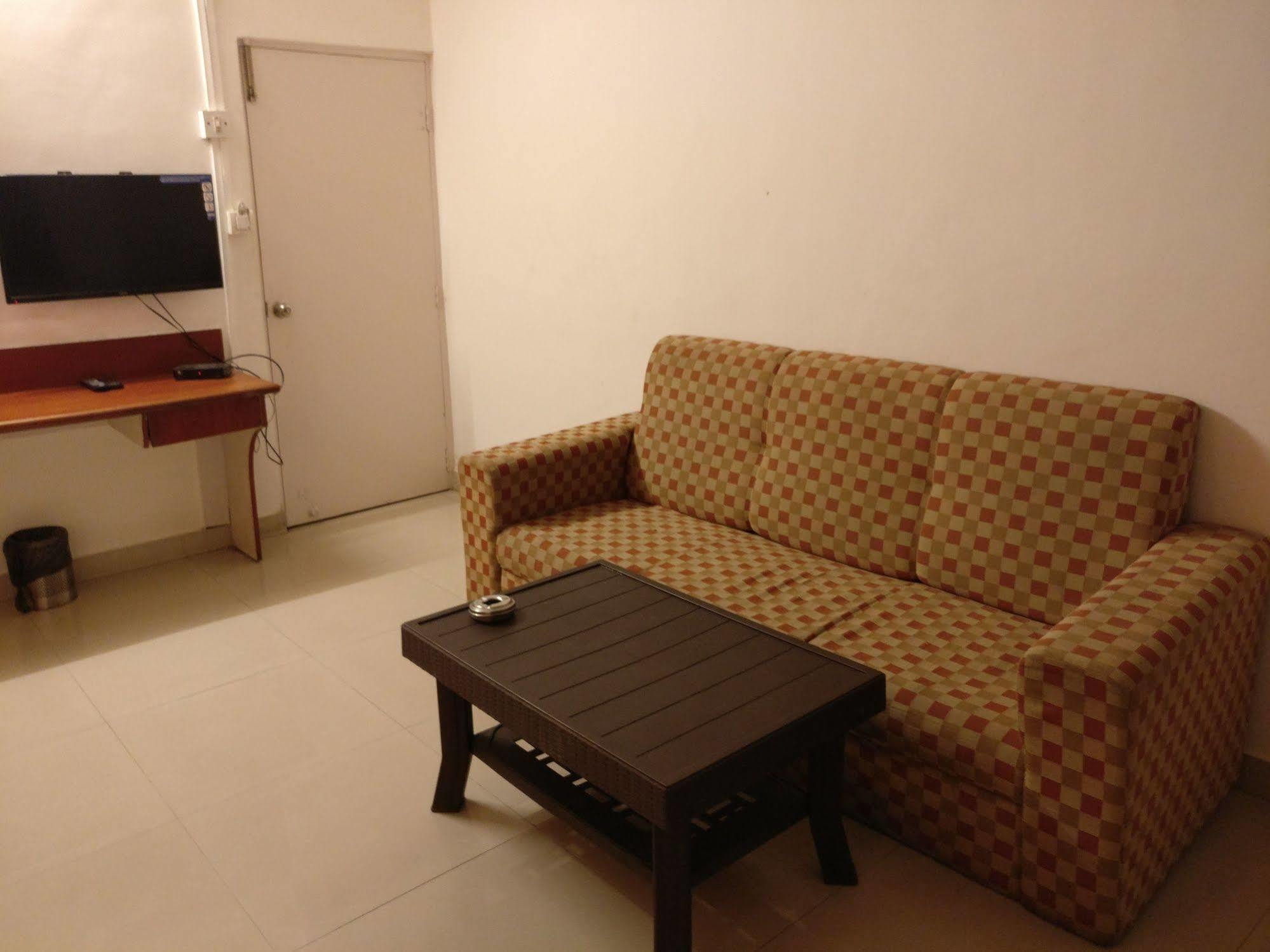 Oyo 1065 Hotel Hmr Royal Inn Púna Kültér fotó