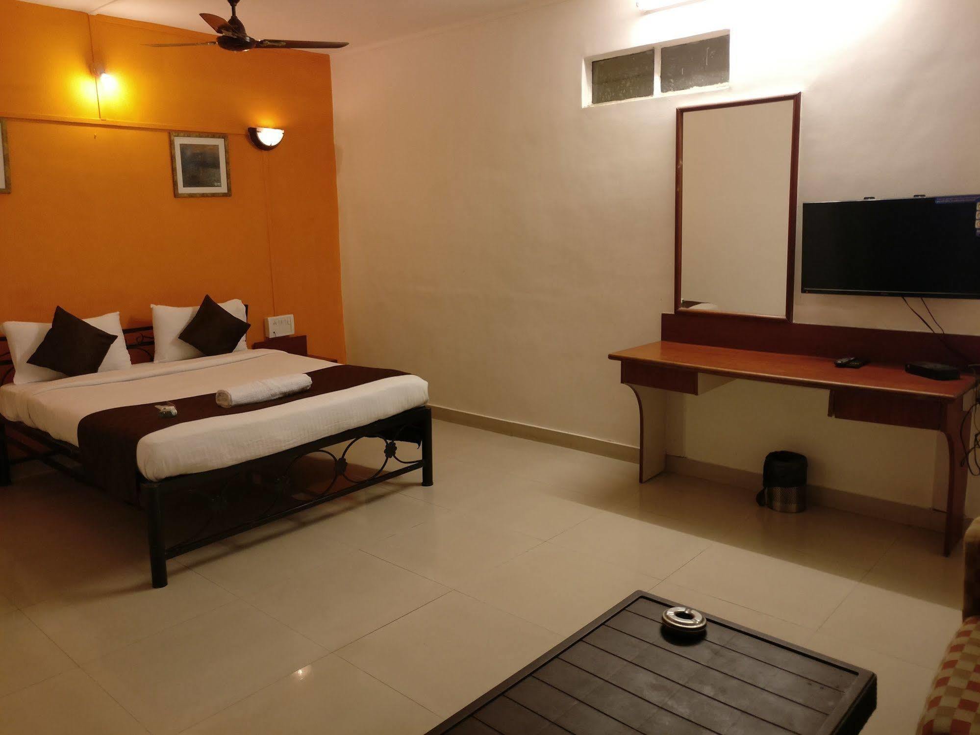 Oyo 1065 Hotel Hmr Royal Inn Púna Kültér fotó