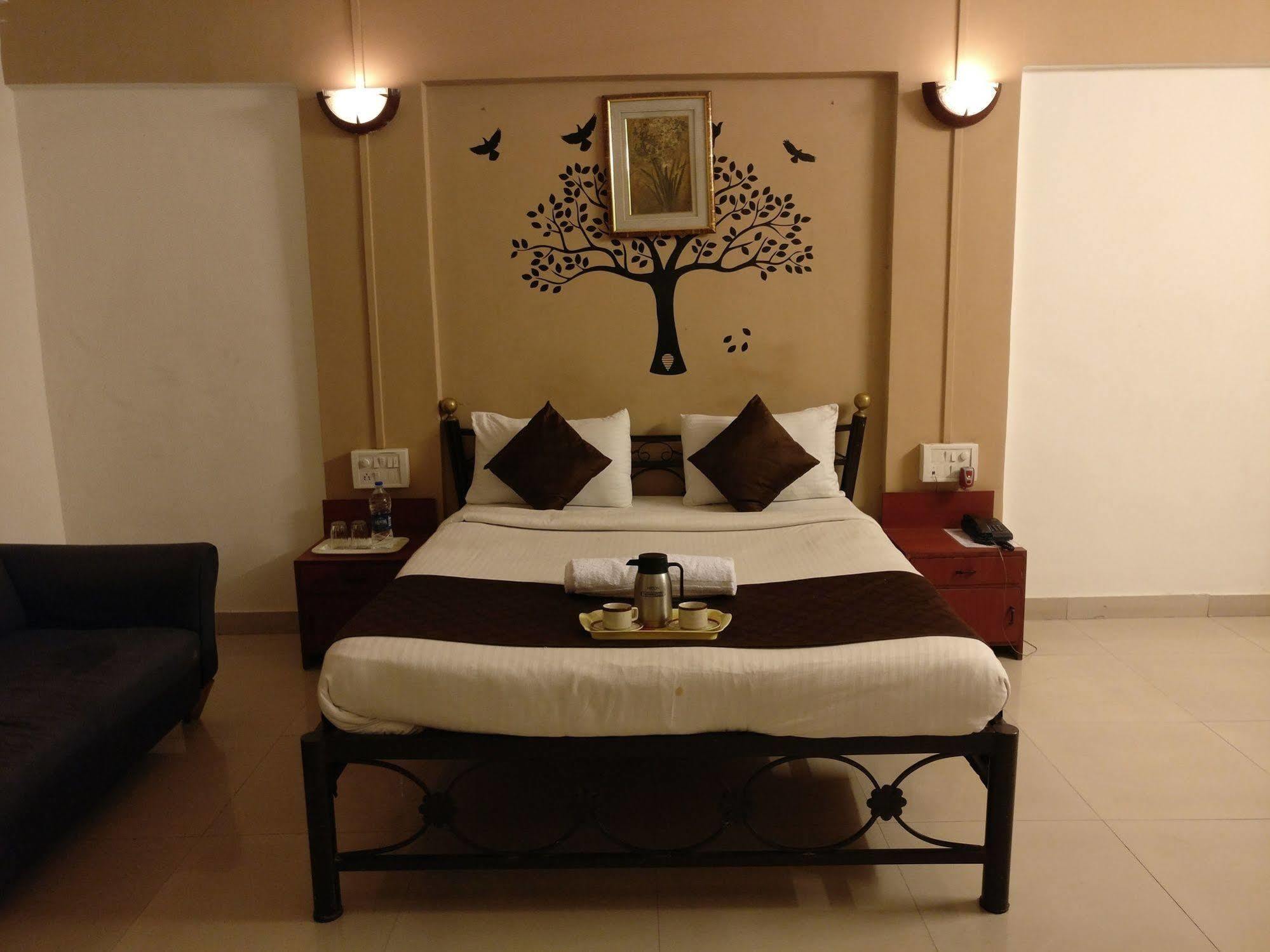 Oyo 1065 Hotel Hmr Royal Inn Púna Kültér fotó