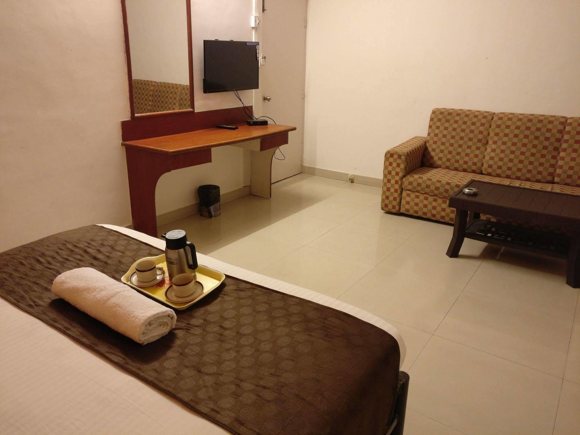 Oyo 1065 Hotel Hmr Royal Inn Púna Kültér fotó