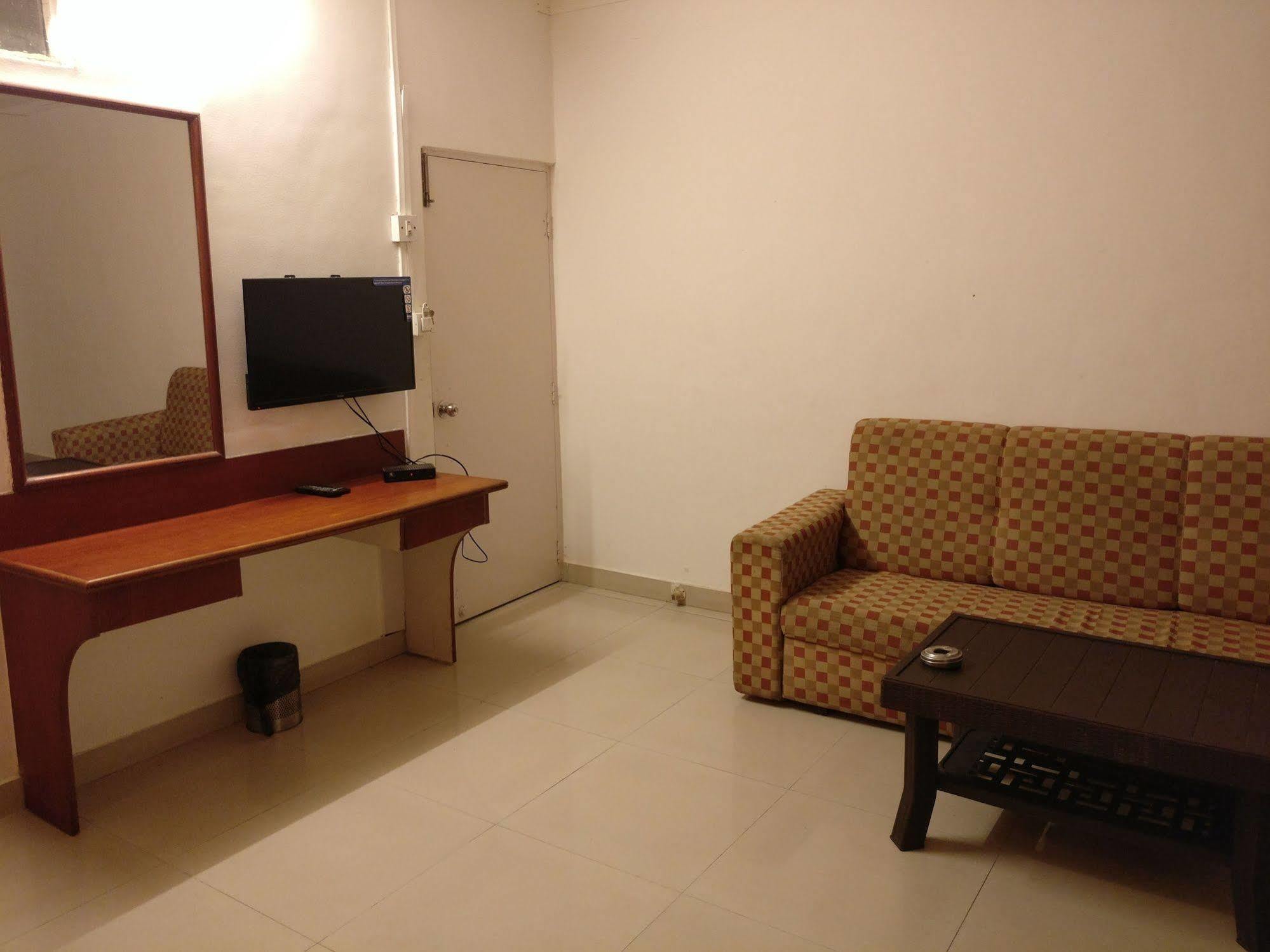 Oyo 1065 Hotel Hmr Royal Inn Púna Kültér fotó