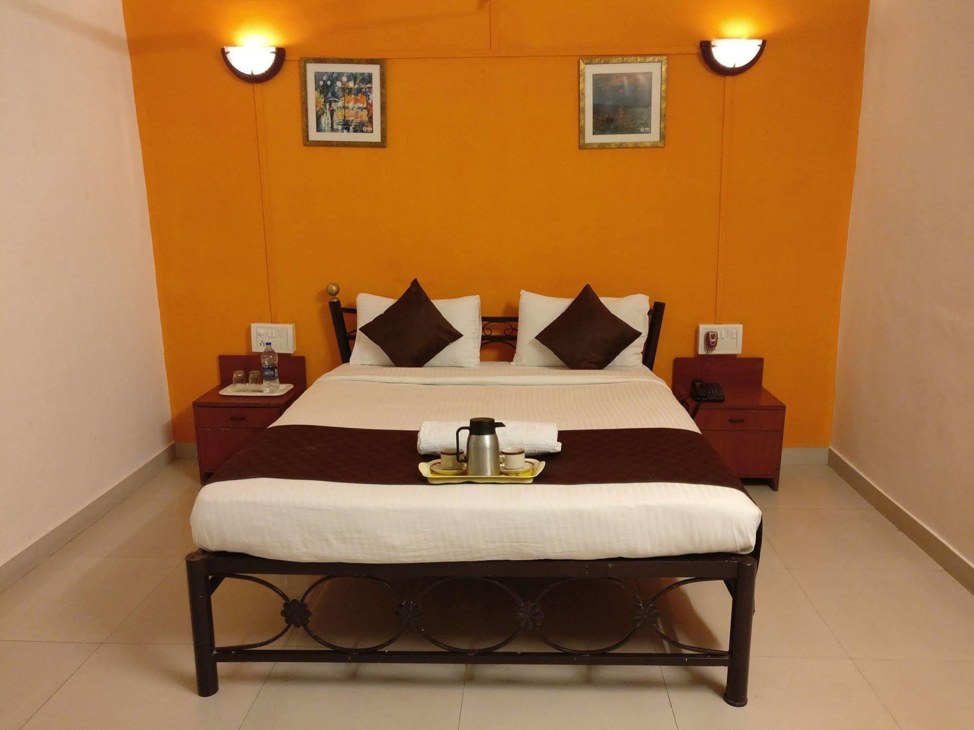Oyo 1065 Hotel Hmr Royal Inn Púna Kültér fotó