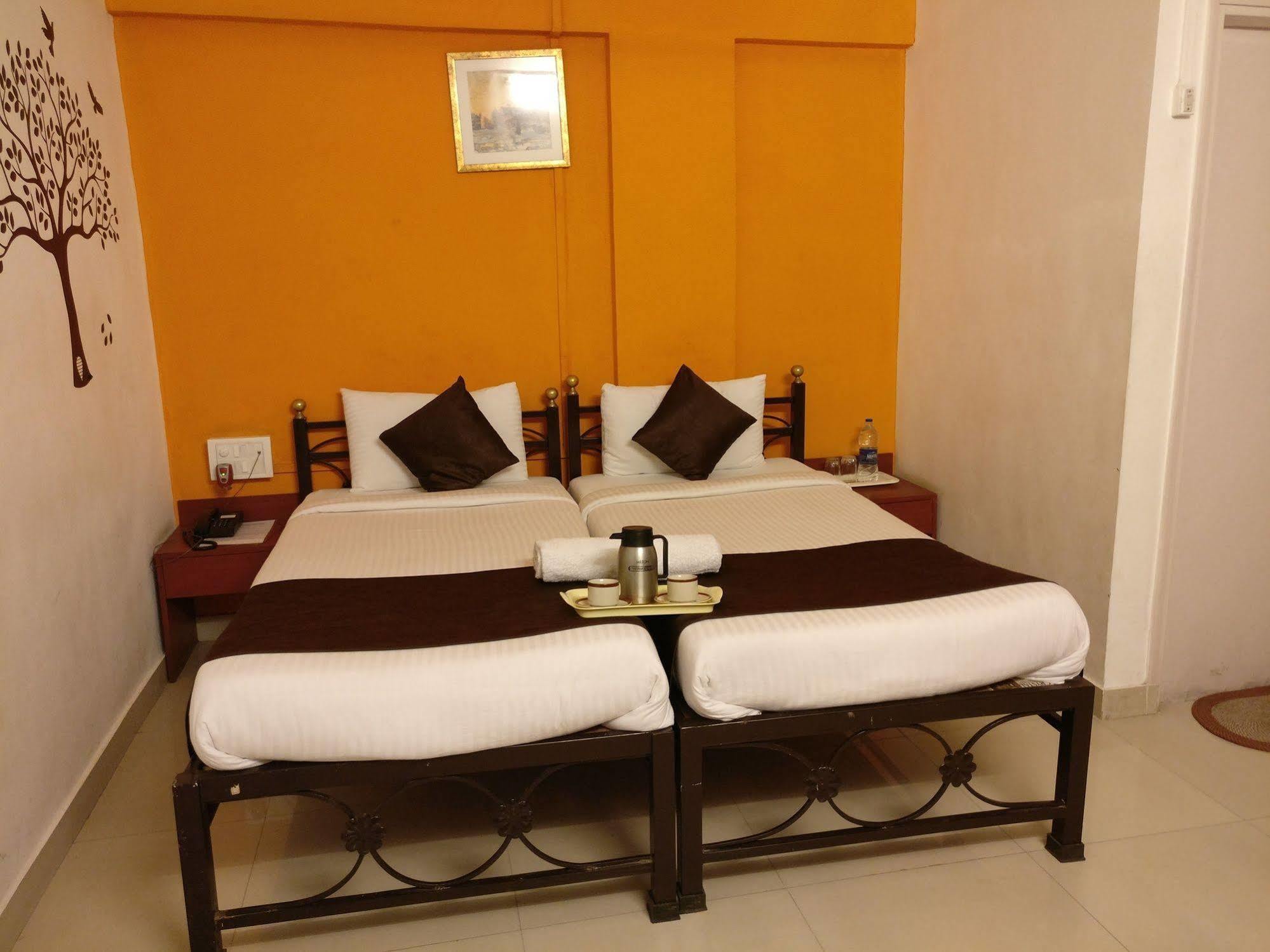 Oyo 1065 Hotel Hmr Royal Inn Púna Kültér fotó