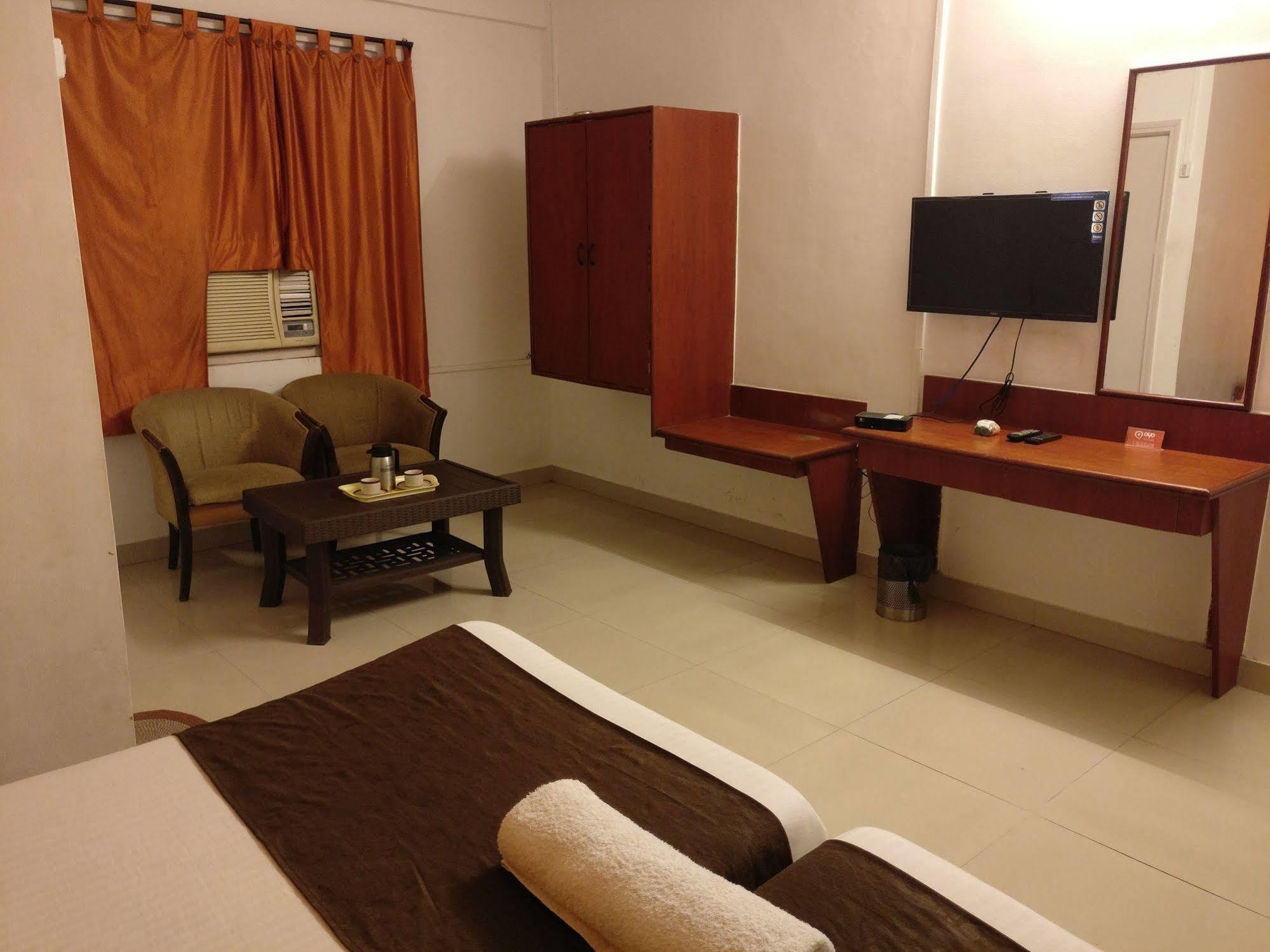 Oyo 1065 Hotel Hmr Royal Inn Púna Kültér fotó