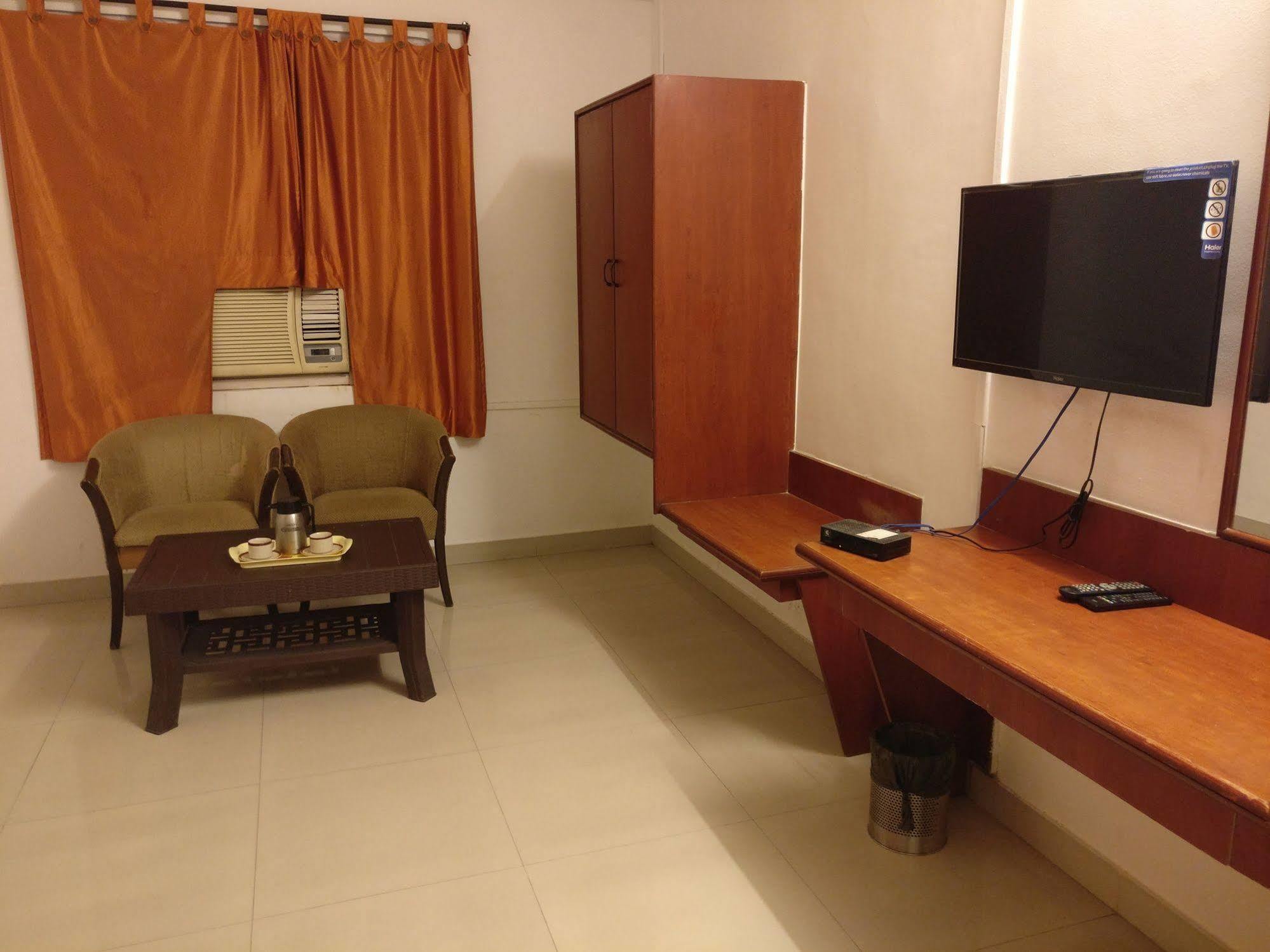 Oyo 1065 Hotel Hmr Royal Inn Púna Kültér fotó
